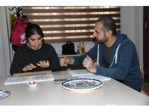 İşaret Diliyle Öğrendiğini Desenlere Dönüştürüyor