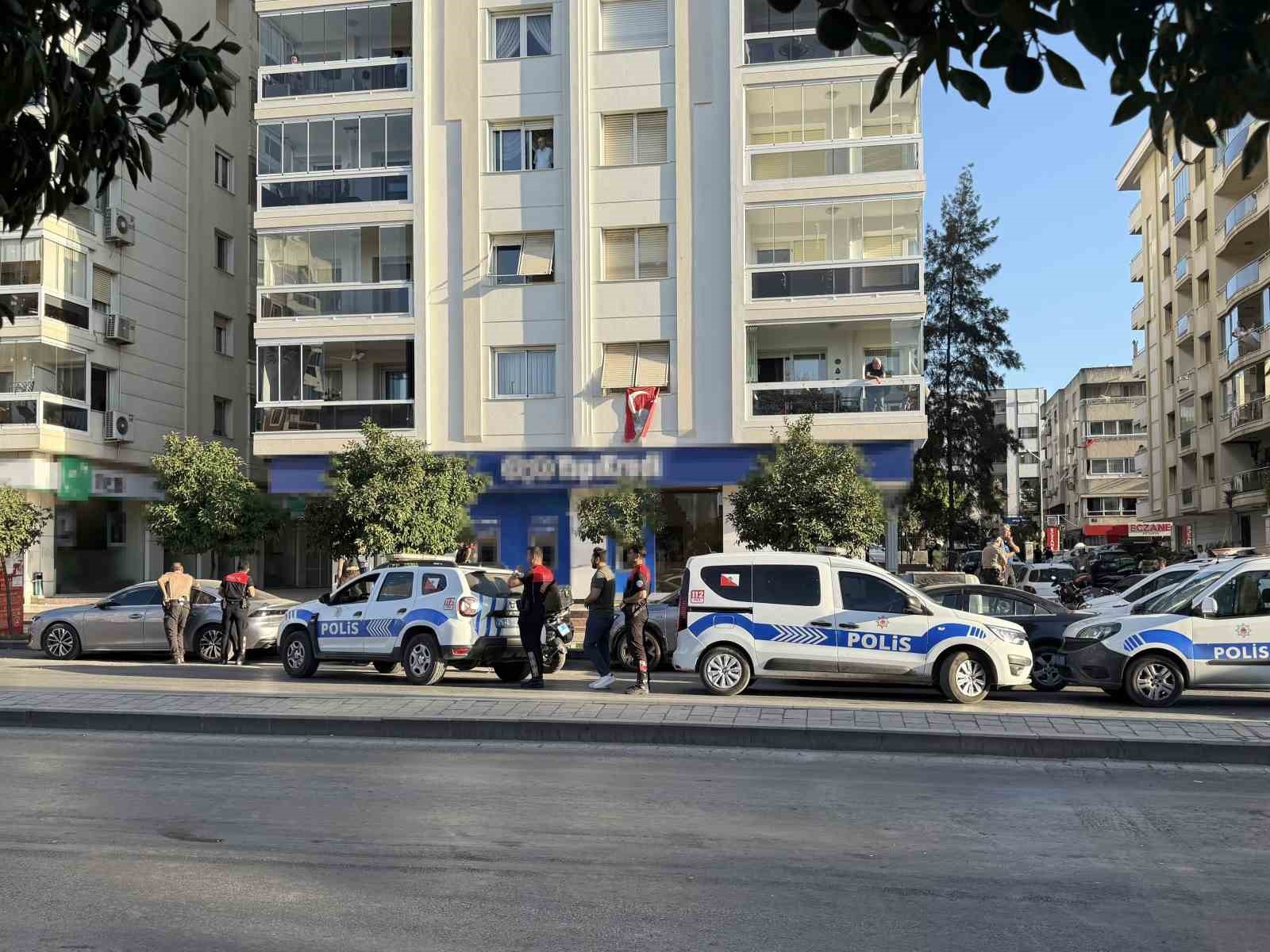 izmir-de-bankada-hareketli-dakikalar-soygun-girisimi-iddiasi-polisi-alarma-gecirdi