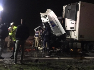 Tır Refüje Çarptı, Sürücü Araçta Sıkıştı