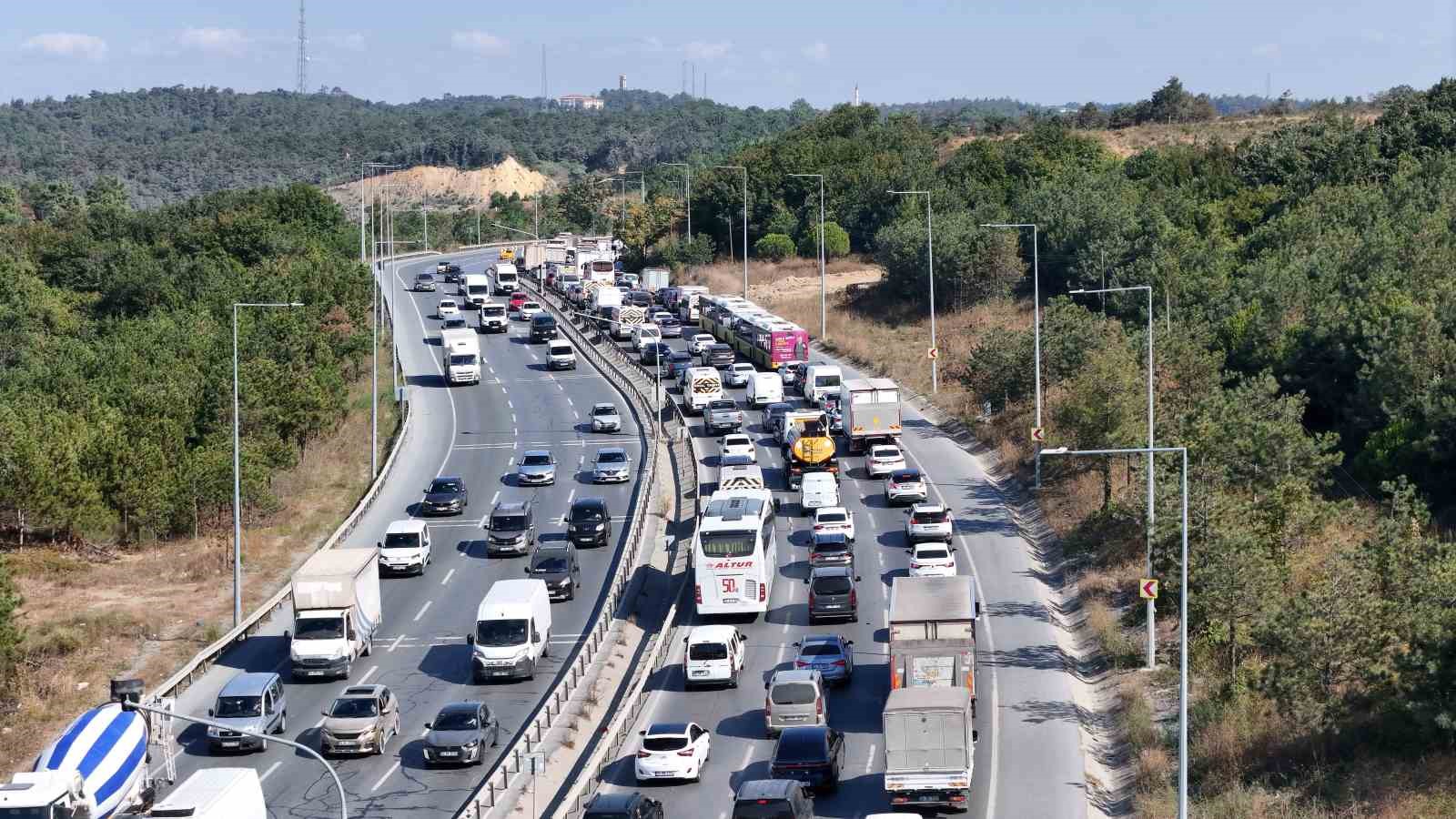 arnavutkoy-de-yol-calismasi-trafigi-kilitledi-kilometrelerce-arac-kuyrugu-olustu