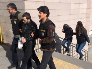 Motosiklet Hırsızları Saklandıkları Evde Yakalandı