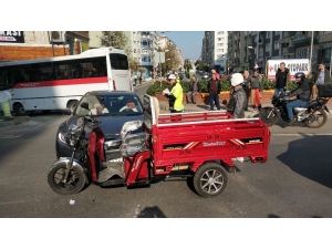 Otomobil Üç Tekerli Motosiklete Çarptı: 1 Yaralı