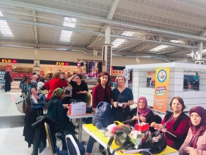 Bozüyük’te Kursiyerler Örüyor, Minik Kalpler Isınıyor