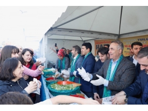 Sultangazi’de 5 Ton Hamsi Dağıtıldı