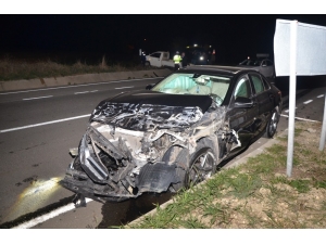 Otomobille Çarpışan Kamyonetin Şoförü Kaçtı: 2 Yaralı