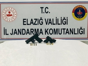 Jandarma 2 Şahsı, Ruhsatsız Tabancaları Saklarken Yakaladı