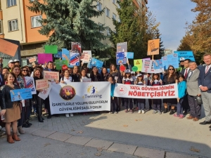 Öğrenciler Ve Öğretmenleri Yaya Önceliğine Dikkat Çekti