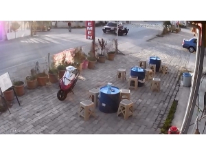 Otomobil İle Motosikletin Çarpışması Kamerada