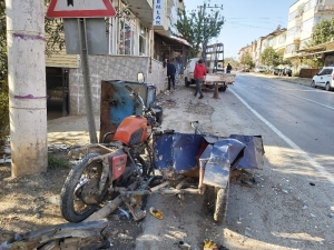 Önce Dondurmacının Motosikletine Çarptı, Sonra Dükkana Girdi