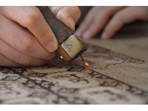 Ağacı Yakarak Sanat Eserine Dönüştürüyor