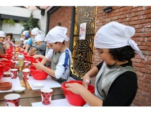 Minikler Bilgisayar Oyunu Yerine Hamur Yoğurup, Pizza Yaptı