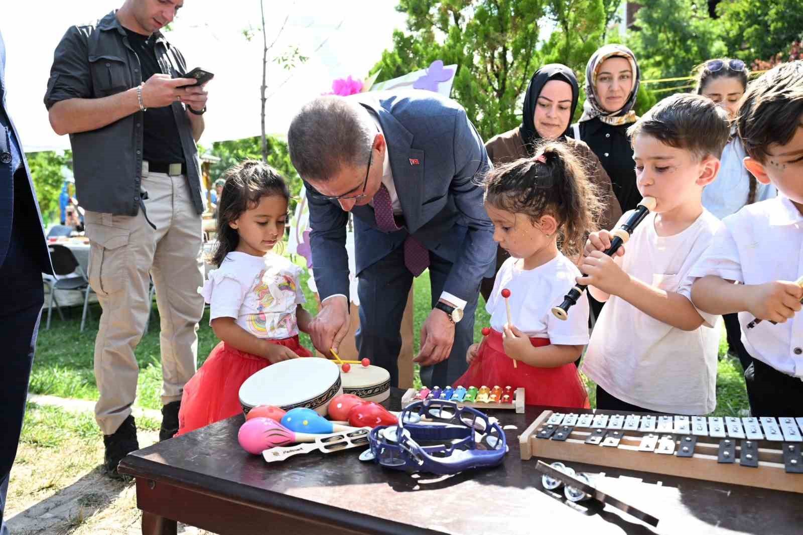 vali-barus-oltu-da-adem-donem-sonu-sergisinin-acilisini-yapti