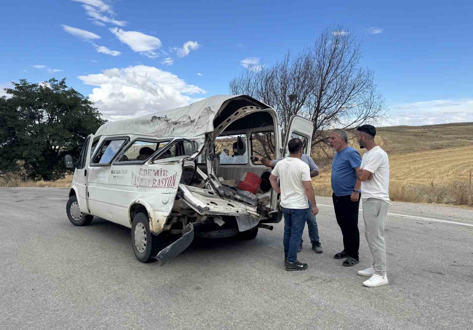 kulu-da-kamyonet-ile-minibus-carpisti