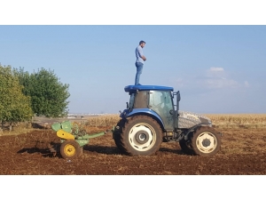 Şanlıurfalı Çiftçi Traktör Üzerinde Namaz Kıldı