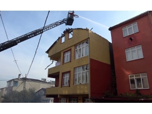 Pendik’te Bir Binanın Çatısı Alevlere Teslim Oldu. Binada Mahsur Kalan Engelli Bir Kadın İtfaiye Tarafından Kurtarılırken Bir Kişi Dumandan Etkilendi. Yangın Müdahale Sonucu Söndürüldü.