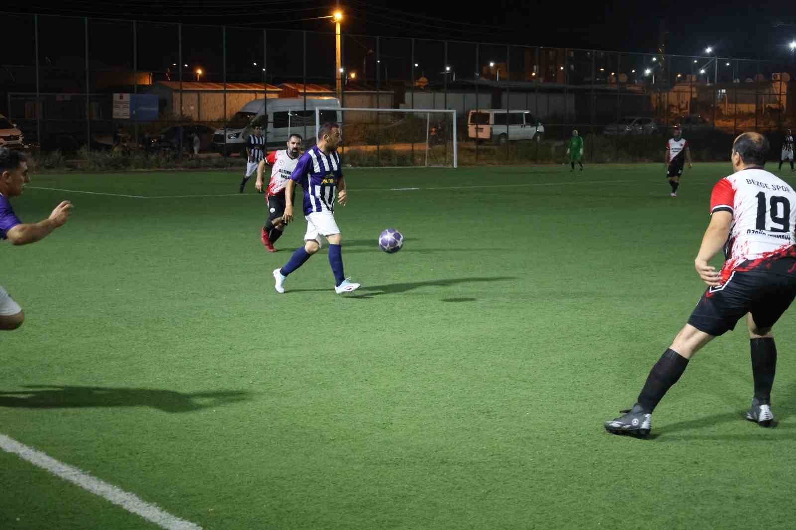 hatay-da-38-erhan-aksay-futbol-turnuvasi-53-takimin-katilimiyla-suruyor