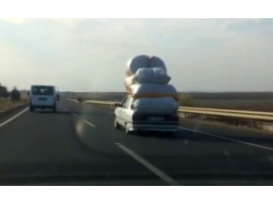 Otomobil Üzerinde Kamyonet Yükü Taşıdılar