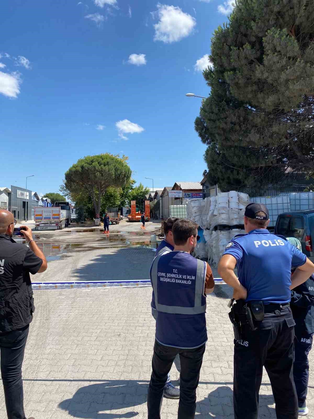 balikesir-de-yere-dokulen-kimyasal-madde-kum-emdirilerek-temizlendi