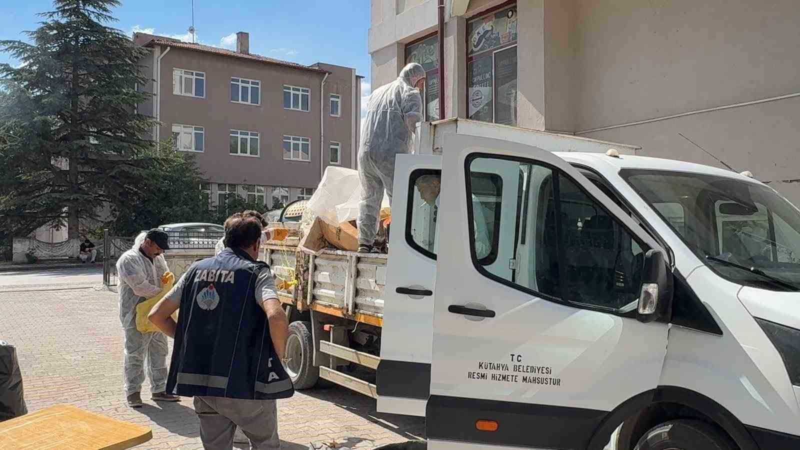 kutahya-da-emekli-profesorun-iki-dairesinden-tonlarca-esya-ve-cop-cikti