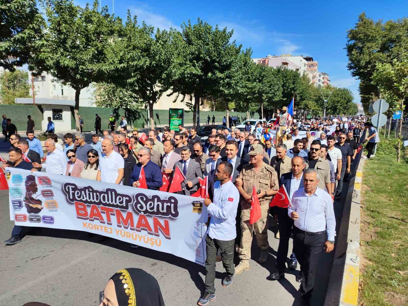 batman-da-festival-coskusu-kortej-yuruyusuyle-basladi