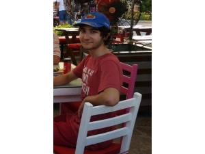 Çatıdan Düşen Genç Hastanede Verdiği Yaşam Savaşını Kaybetti