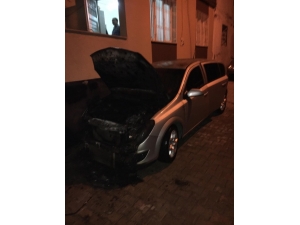 Otomobili Üzerine Benzin Döküp Yaktılar