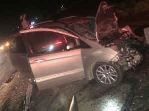 Hafif Ticari Araç Otomobille Çarpıştı: 1 Ölü, 2 Yaralı