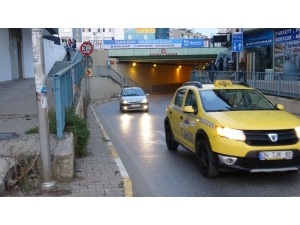 Pendik’te Beton Mikserinin Altgeçide Sıkıştığı Anlar Kamerada