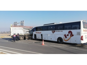 Yolcu Otobüsü İle Tır Çarpıştı: 2 Ölü, 20 Yaralı