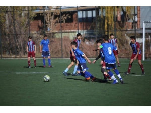 Erzurumsporlu Ve Trabzonsporlu Gençler Hazırlık Maçında Ter Döktü