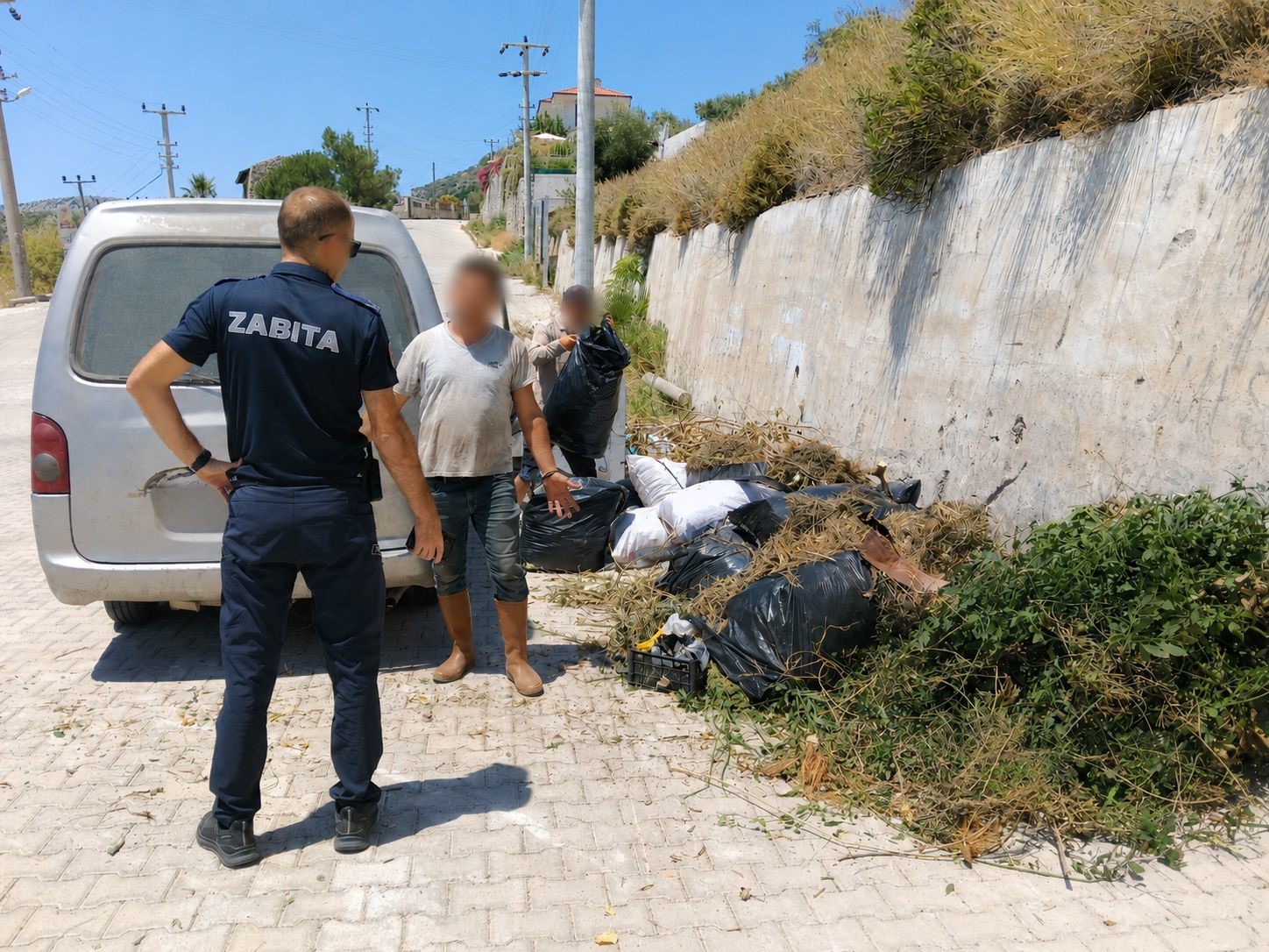 yol-kenarina-atik-birakanlara-cezai-islem-uygulandi