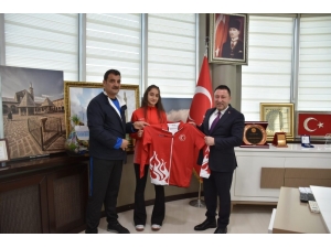 Başkan Beyoğlu Şampiyonu Ödüllendirdi