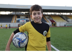 Futbol Oynamak İstediğini Bakana Mektupla Yazdı, Hayali Gerçek Oldu