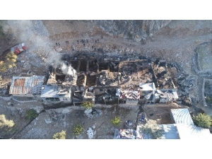 Yangın 6 Aileyi, Evsiz Bıraktı