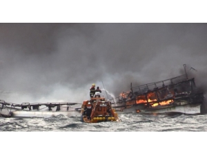 Güney Kore Açıklarında Balıkçı Teknesi Yandı: 1 Ölü, 11 Kayıp