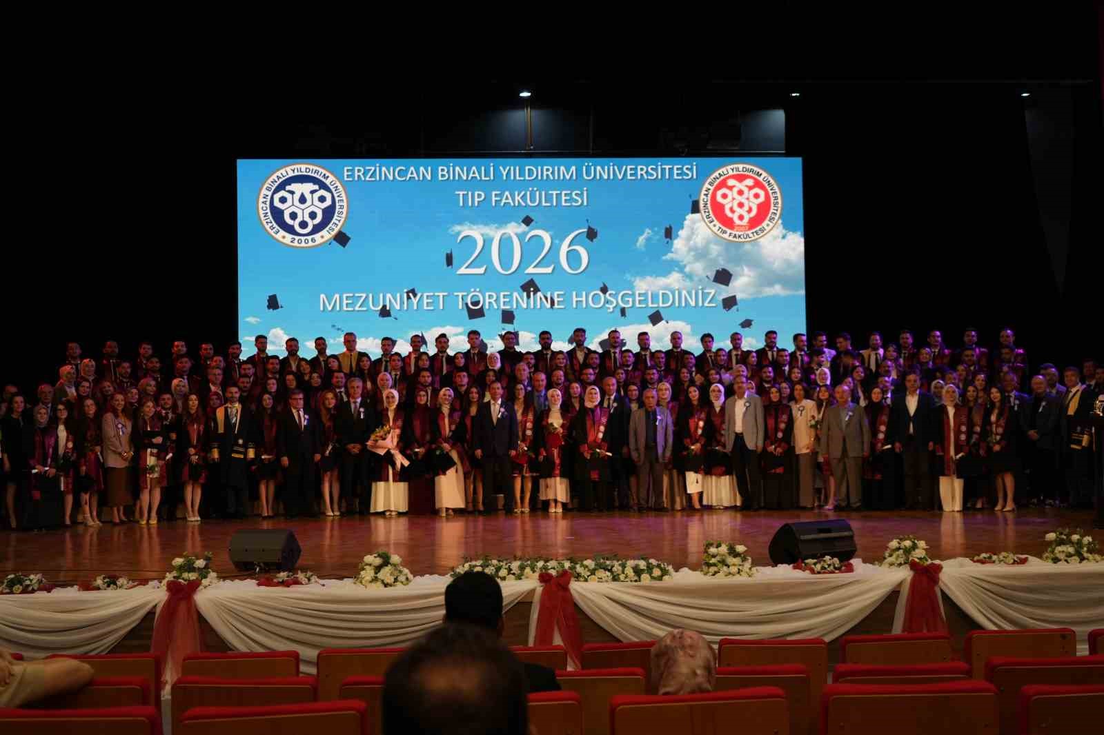 ebyu-de-mezuniyet-coskusu-115-doktor-saglik-ordusuna-katildi