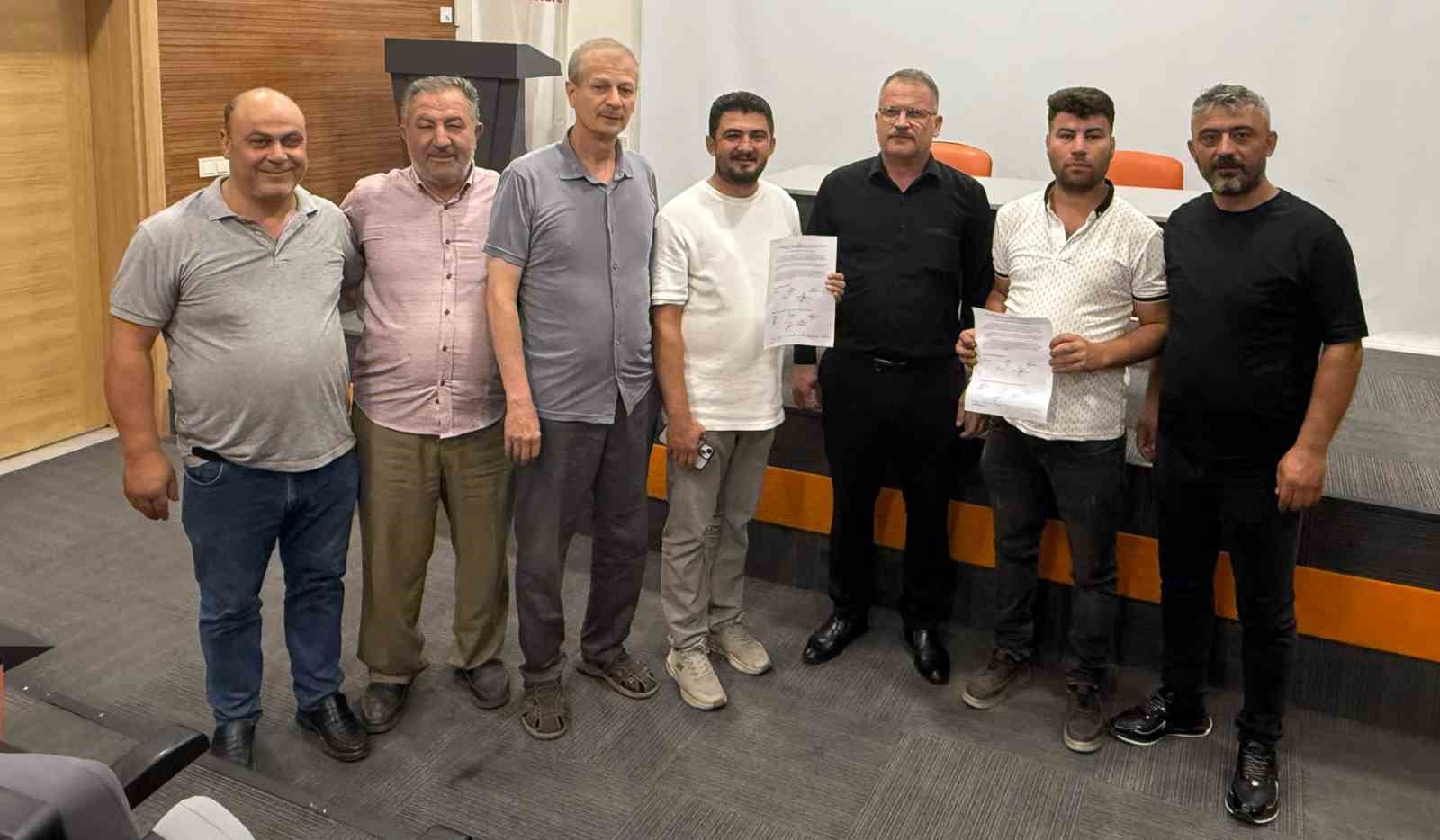 kula-da-baskan-donmez-in-talimatiyla-belediye-salonu-acilmayinca-komisyonlar-disarida-kaldi