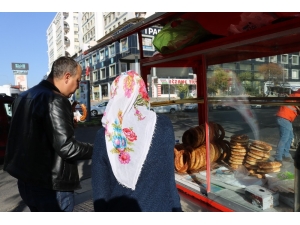 Çocuklarını Okutmak İçin Simit Satıyor