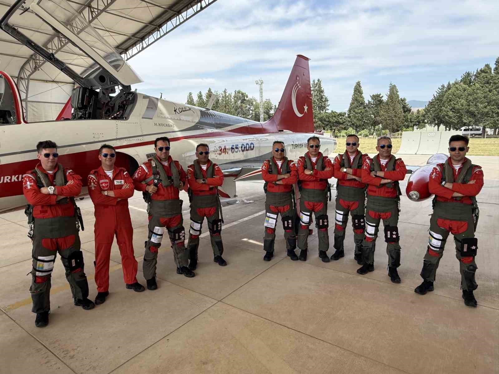 turk-yildizlari-ve-soloturk-ten-izmir-semalarinda-nefes-kesen-prova