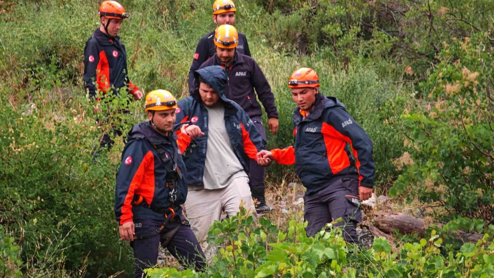 kayalik-alanda-mahsur-kalan-genc-afad-in-2-saatlik-operasyonuyla-kurtarildi