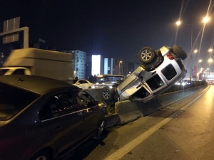 E-5’te Kaza Yapan Lüks Cip Adeta Amuda Kalktı