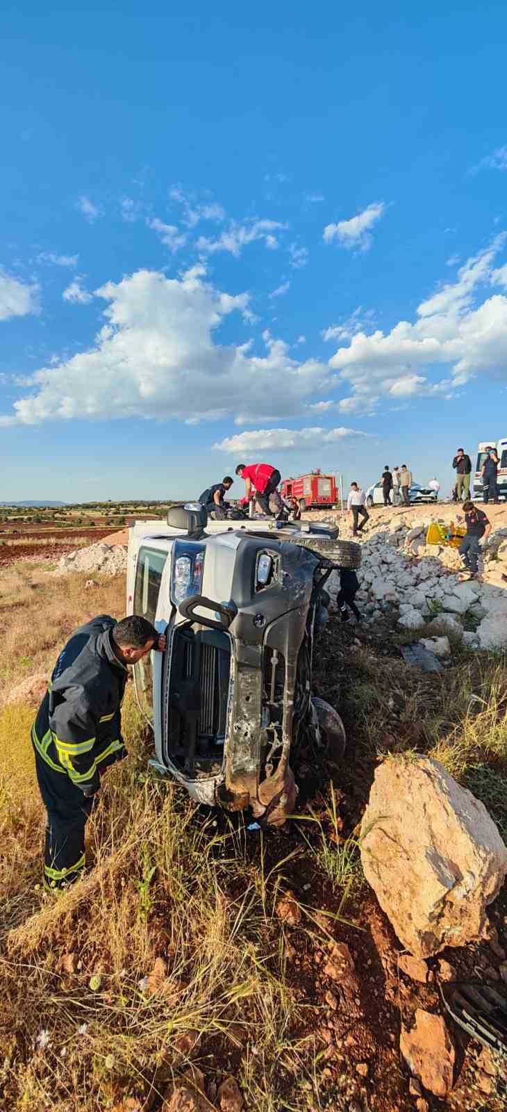 mardin-de-de-turk-kizilay-kamyoneti-sarampole-yuvarlandi-4-yarali