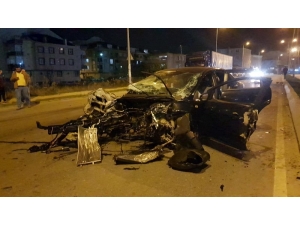 Park Halindeki Tıra Çarptı, Motoru Metrelerce Fırladı