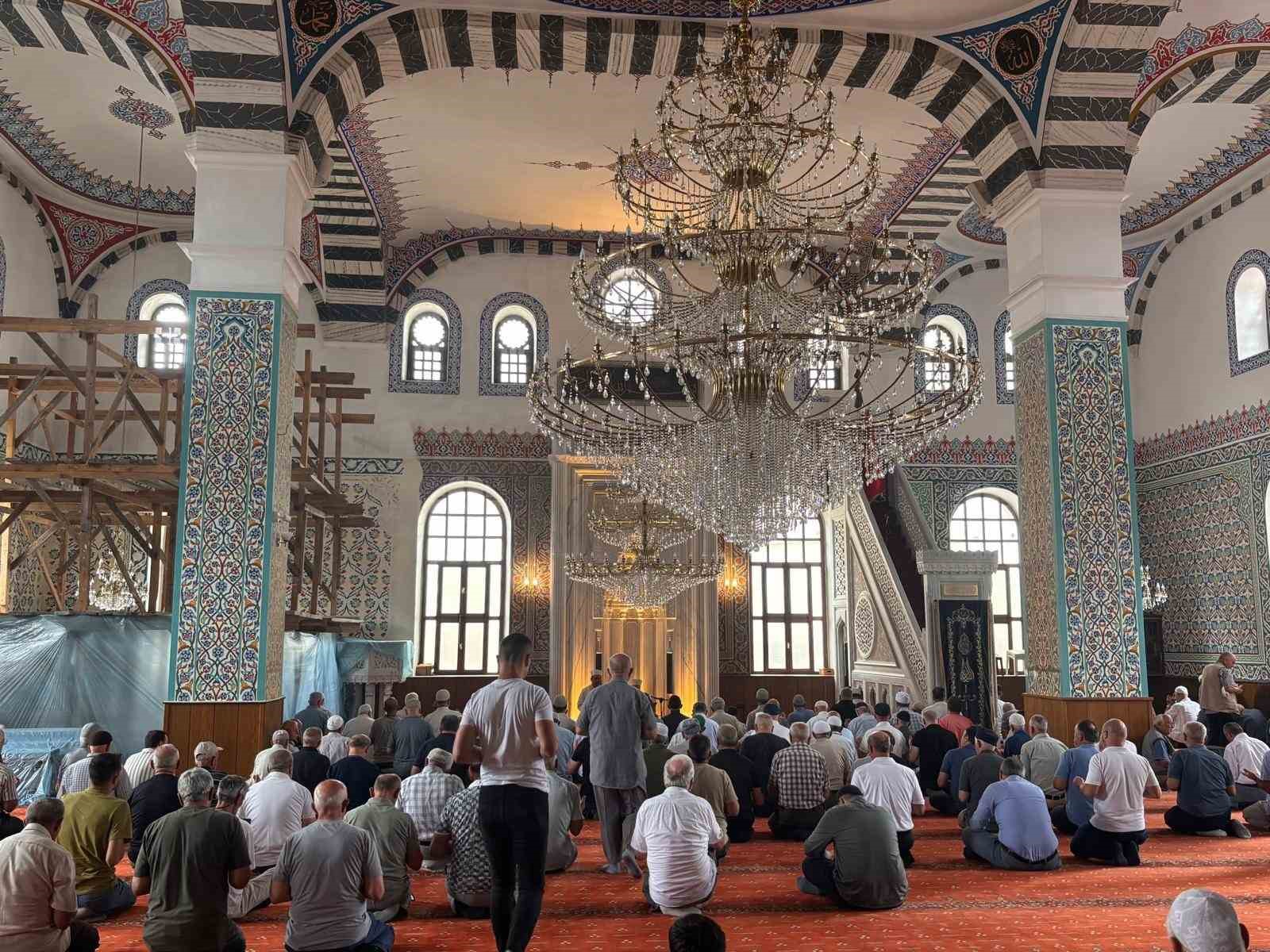 depremde-hayatini-kaybedenler-dualarla-anildi