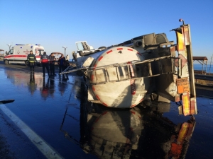 Yakıt Yüklü Tır Devrildi: 2 Yaralı