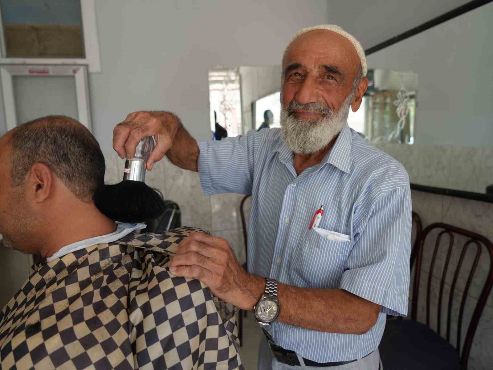 11-yasinda-basladi-65-yildir-makasini-elinden-birakmadi