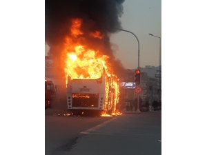 Hatay’da Servis Aracı Alevlere Teslim Oldu