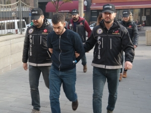 Polisi Görünce Araçtaki Uyuşturucu Maddeleri Dışarı Attılar