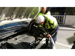 Polis Otosunun Kaputuna Giren Yavru Kedi Polisler Tarafından Kurtarıldı