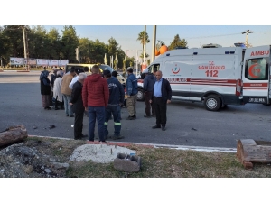 Otomobil İle Elektrikli Bisiklet Çarpıştı: 2 Yaralı